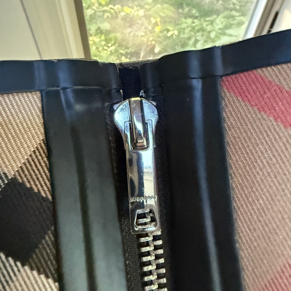 Burberry harness rain boots - Picture 9 of 15